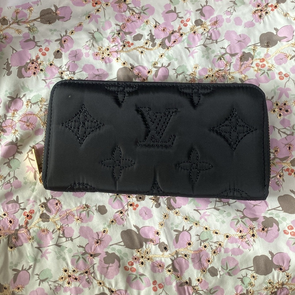 Louis Vuitton Black Zipper Clutch Wallet - Picture 4 of 8